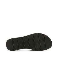Suela de zapato de goma negra con una superficie texturizada que presenta surcos horizontales y una punta redondeada. Muestra una ligera curvatura para mayor comodidad.