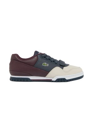 Sneaker basse con pannelli grigio scuro, beige e bordeaux, lacci neri, una fascia in velcro, suola bianca e un logo coccodrillo verde sul lato.