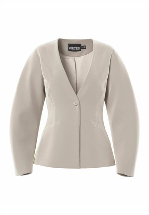 Blazer beige ajusté avec col en V, fermeture par un bouton, manches longues et deux poches fendues, étiquette "PIECES" à l'intérieur du col.