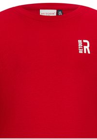 Czerwona bawełniana koszulka z okrągłym dekoltem. Posiada małe białe logo "RETOUR R" na lewej piersi. Gładka faktura, standardowy krój.