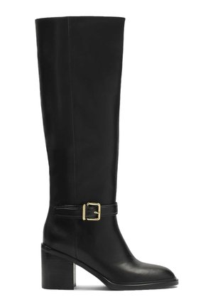 Bota negra hasta la rodilla hecha de cuero suave, con tacón cuadrado, acento de hebilla dorada y una silueta elegante.