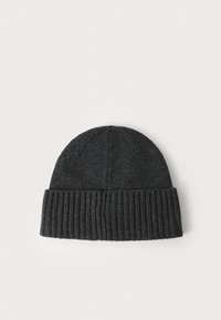 Berretto nero lavorato a maglia con bordo a coste ripiegato, caratterizzato da una superficie liscia e una parte superiore appuntita. Adatto per l'abbigliamento invernale.