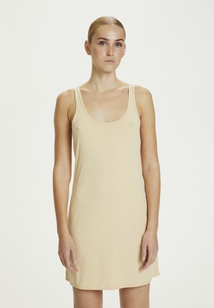 Beige-lakuun mekko, joka on valmistettu sileästä ja joustavasta kankaasta. Siinä on ohuet olkaimet ja pyöreä pääntie. Yksinkertainen, istuva siluetti ilman näkyviä kuvioita.