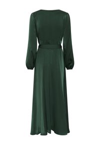 Abito lungo verde realizzato in tessuto liscio e lucido. Presenta una vita aderente, maniche lunghe e una gonna fluente con una leggera lucentezza.