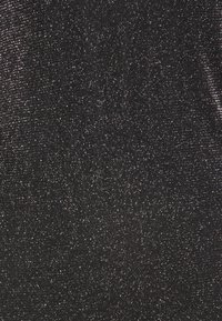 Czarna tkanina z delikatnym połyskiem, o drobnej fakturze i rozproszonych metalicznych drobinkach, tworzących elegancki wygląd.