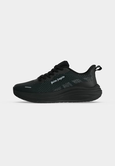 Μαύρο sneaker Palm Angels με υφασμάτινο επάνω μέρος, παχύ μαξιλαρωτό πέλμα, κλείσιμο με κορδόνια και ταινία έλξης στη φτέρνα, εμφανιζόμενο σε πλαϊνή όψη.