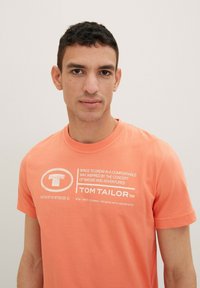 TOM TAILOR LOGO PRINT - T-shirts print - soft peach orange