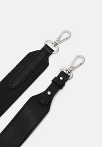 Schwarzer Doppeltmaterial-Tragegurt mit Leder- und Stoffabschnitten, ausgestattet mit silbernen Metallclips und Verschlüssen.