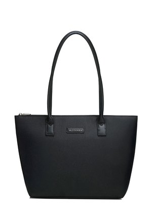 Černá kožená taška typu tote s dlouhými rukojetmi, texturovaným povrchem, zapínáním na zip a malou obdélníkovou značkovou nášivkou uprostřed přední strany.