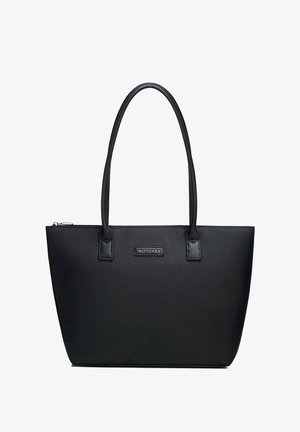 Černá kožená taška typu tote s dlouhými rukojetmi, texturovaným povrchem, zapínáním na zip a malou obdélníkovou značkovou nášivkou uprostřed přední strany.
