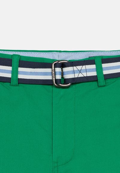 Zaļas bikses ar teksturētu audumu, tumši zila svītrainā josta ar gaiši zilām akcentiem un metāla sprādzi.