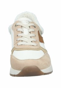 Beige více-materiálové tenisky s texturovaným semišem a hladkým syntetickým svrškem, šněrovacím designem a měkkou, nadýchanou podšívkou.