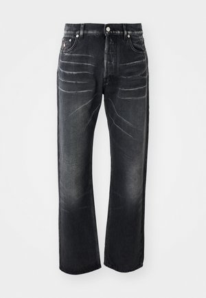 Jeans en denim noir avec une coupe droite, texture abîmée, marquage visible sur les cuisses, et une conception à cinq poches avec des éléments en métal.