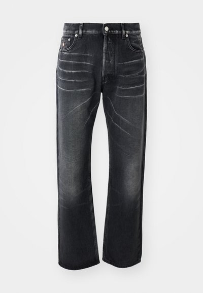 Melnas denima bikses ar taisnu piegriezumu, nolietotu tekstūru, redzamām burzījumiem uz augšstilbiem un piecu kabatu dizainu ar metāla furnitūru.