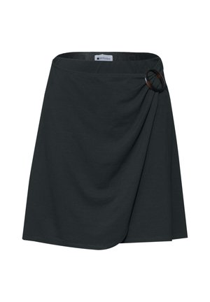 Zwarte wikkelrok met een zijkant geplooid detail, bevestigd met een ronde donkere gesp op een effen achtergrond.