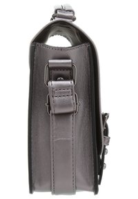 Grå metallisk handväska med en strukturerad form, utrustad med lockstängning, dubbla spännen och en texturerad yta. Justerbar axelrem ingår.