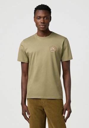 Wrangler SHORT SLEEVE SMALL GRAPHIC TEE - REGULAR FIT - T-Shirt print - aloe