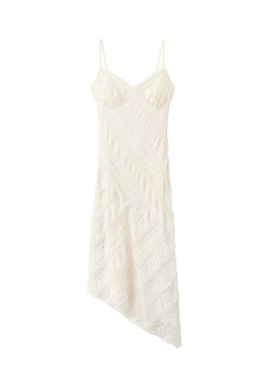 Vestido tipo slip blanco asimétrico con tirantes de espagueti y patrones diagonales texturizados en la tela.