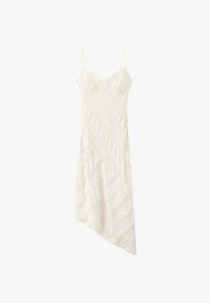 Vestido tipo slip blanco asimétrico con tirantes de espagueti y patrones diagonales texturizados en la tela.
