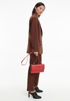 Calvin Klein RE LOCK  - Borsa a tracolla - racing red