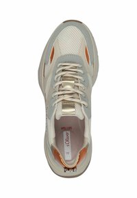 Hellgrauer Sneaker mit Obermaterial aus Mesh und Wildleder, orangen Akzenten und metallischen Details. Verfügt über eine abgerundete Zehenpartie und ein Schnürdesign.