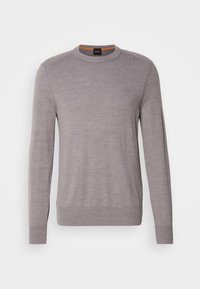 Pull gris clair à col ras du cou avec manches longues, poignets et ourlet côtelés, et petit logo BOSS sur la poitrine gauche.