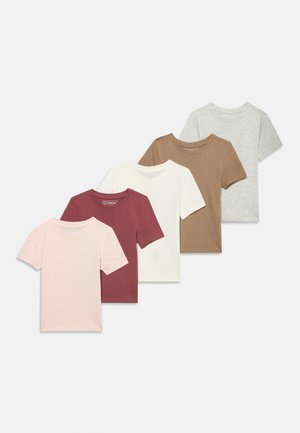 Fem ensfarvede t-shirts med korte ærmer i lyserød, vinrød, hvid, tan og lysegrå, arrangeret i et trappeformet overlappende layout.