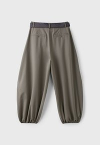 Pantalon vert olive à coupe ample avec poignets élastiques et ceinture sombre à motif, vu de dos sur un fond clair uni.