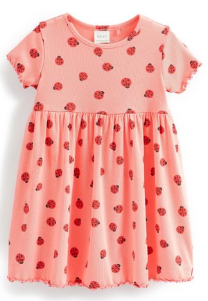 Robe bébé rose à manches courtes avec imprimés coccinelles rouges et noires et bords volantés aux manches et à l'ourlet.