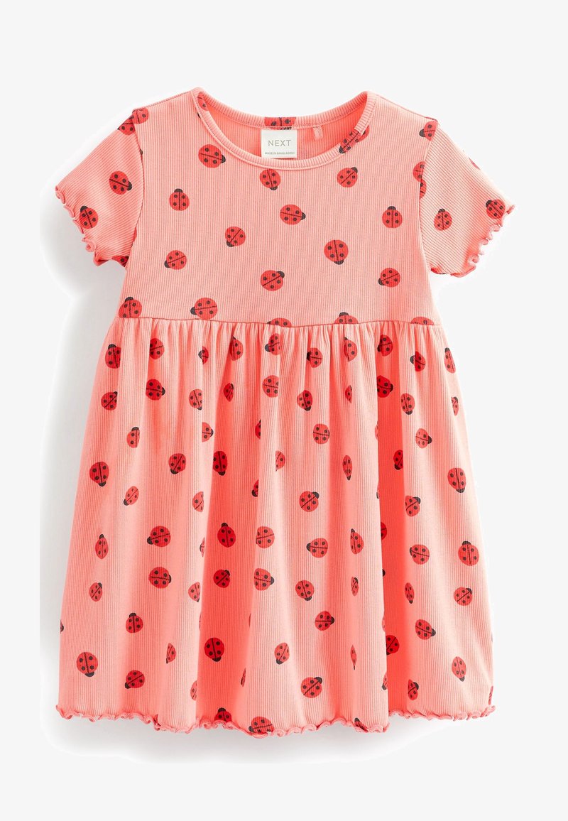 Robe bébé rose à manches courtes avec imprimés coccinelles rouges et noires et bords volantés aux manches et à l'ourlet.