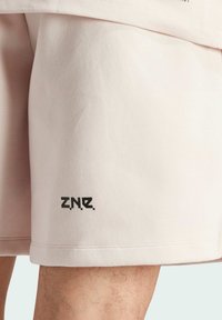 adidas Sportswear Z.N.E. PREMIUM - Korte broeken - putty mauve