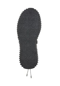 Semelle de chaussure en caoutchouc noir avec une bande de roulement texturée rugueuse et des bords dentelés, affichant la taille 38 au centre.