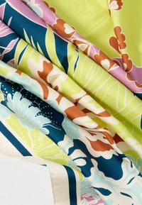 Μεταξωτό μαντήλι με ζωντανά λουλουδένια σχέδια σε πράσινο, μπλε, ροζ και καφέ χρώμα. Διαθέτει λεία υφή και σχεδιασμό με αντιθετικό περίγραμμα.