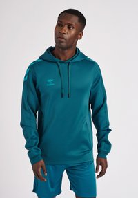 Felpa sportiva turchese con cappuccio regolabile, polsini a costine e tasche laterali. Presenta dettagli blu a contrasto sulle spalle e sul logo.