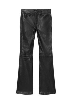 Zwarte leren broek met uitlopende pijpen, knoopsluiting aan de voorkant, rits, riemlussen, en voor- en achterzakken.