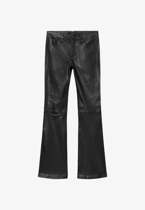 Schwarze Lederhose mit ausgestellten Hosenbeinen, vorderem Knopf, Reißverschluss, Gürtelschlaufen sowie Vorder- und Gesäßtaschen.