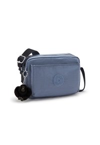 Borsa a tracolla blu in nylon con chiusura a zip, forma rettangolare, logo in rilievo e un ciondolo pom-pom nero attaccato alla linguetta della zip.