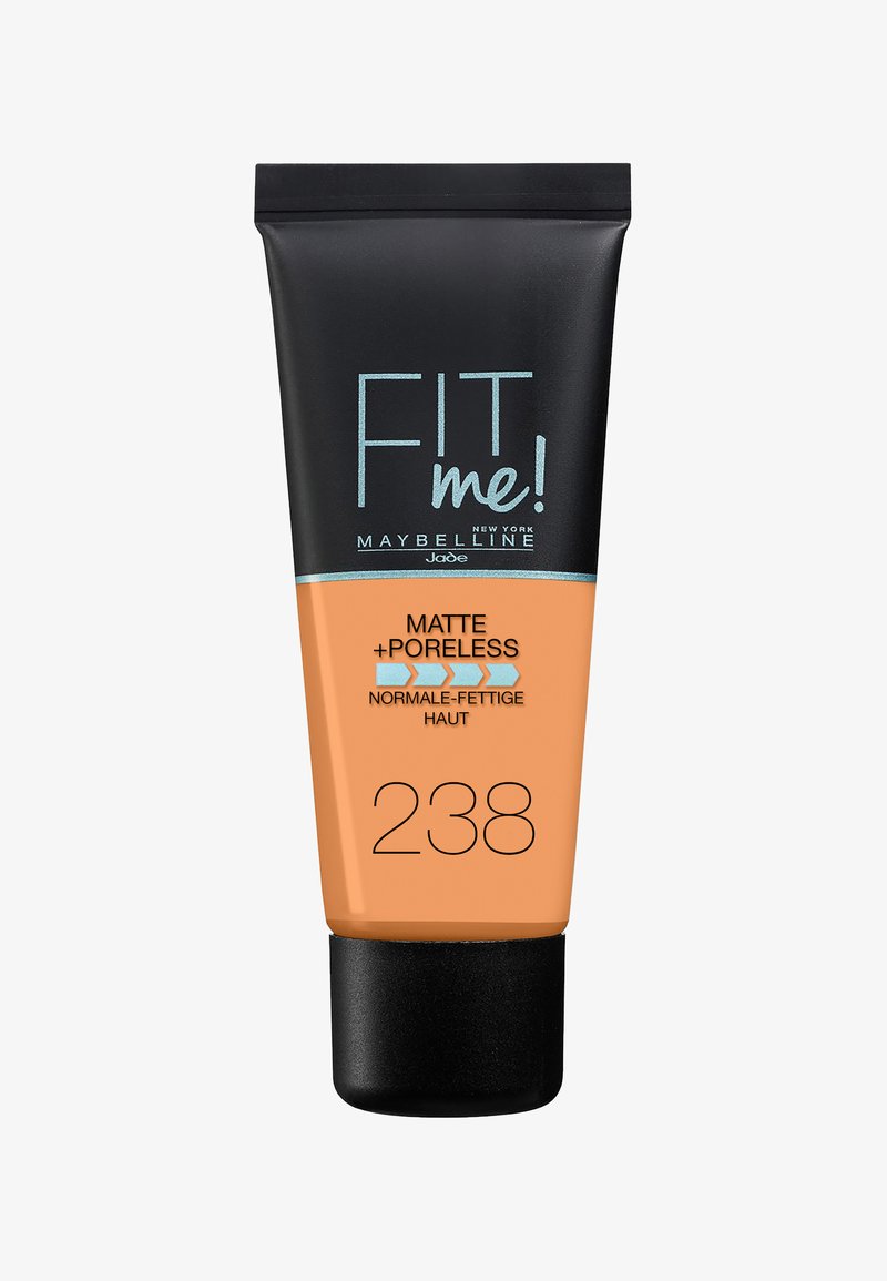 Il fondotinta Fit Me! Matte + Poreless nella tonalità 238, racchiuso in un tubetto nero opaco con una base arancione, presenta un'etichettatura chiara e un tappo nero.