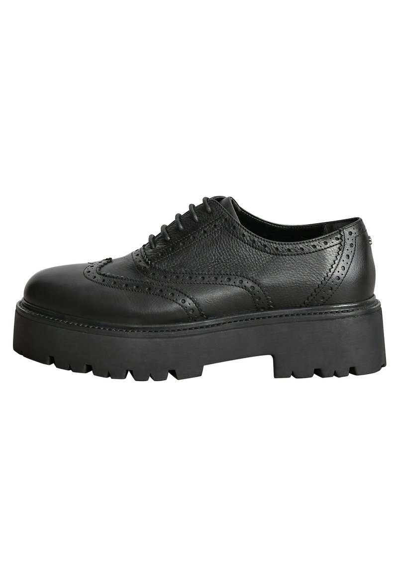Chaussures à lacets en cuir noir présentant un design brogue avec une semelle épaisse et robuste ainsi qu'une finition texturée. Découpes décoratives le long de la tige.