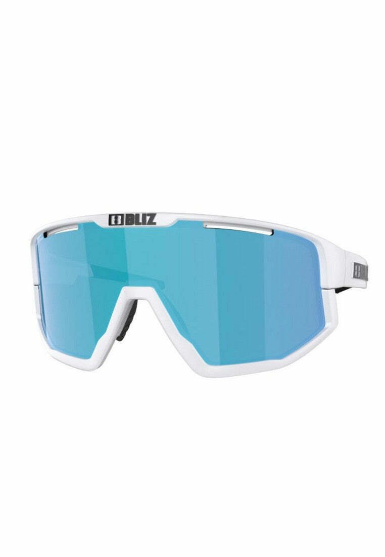 Occhiali da sole sportivi con montatura bianca e grandi lenti a specchio blu, dotati di fessure di ventilazione, marchiati "BLIZ" al centro e sui lati.