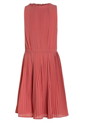 Bezrekawna koralowa sukienka z wysokim kołnierzem z falbanką oraz plisowanym górnym i dolnym partiem, z talią podkreśloną paskiem.