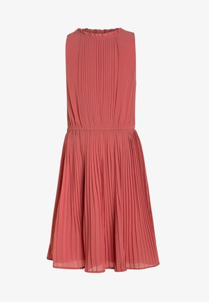 Bezrekawna koralowa sukienka z wysokim kołnierzem z falbanką oraz plisowanym górnym i dolnym partiem, z talią podkreśloną paskiem.