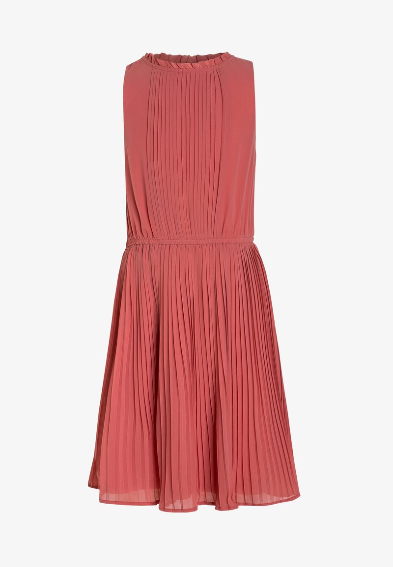 Robe corail sans manches avec un col montant plissé à volants et un corsage et une jupe plissés, avec une taille cintrée.