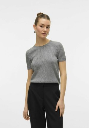 Pull gris à manches courtes avec une texture côtelée et un col rond, associé à un pantalon noir à taille haute. Finition en tissu lisse.