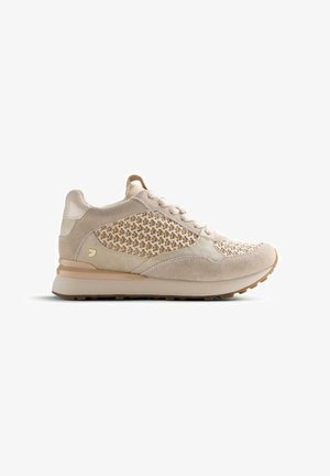 Baskets beiges et marron clair avec panneau latéral tissé, surpiqûres en daim, fermeture à lacets et semelle en caoutchouc, présentées de profil sur fond blanc.