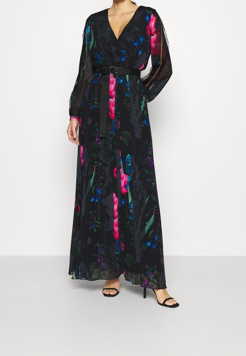 Robe longue noire à motifs floraux avec un décolleté en V profond, des manches longues en dentelle, et une ceinture noire. Présente des motifs floraux vibrants en rose et bleu.