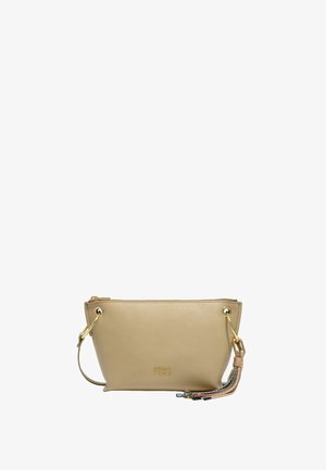 Bolso de piel beige con un diseño elegante, herrajes en tono dorado y un acabado texturizado. Presenta un acento de borlas colorido en el lateral.