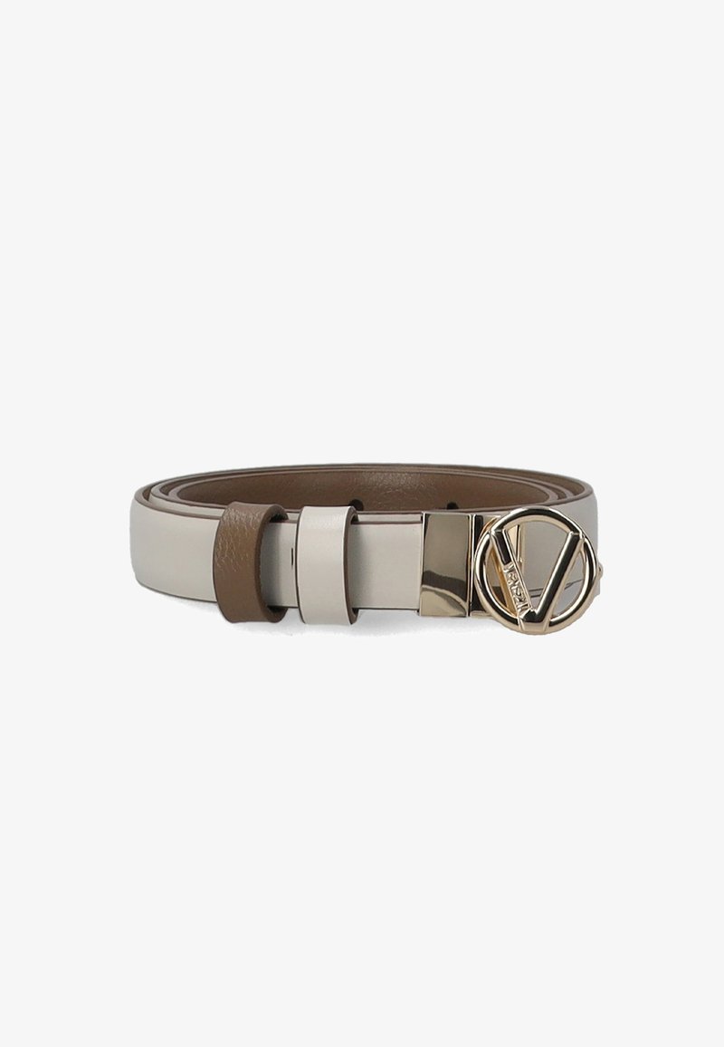 Ceinture en cuir beige et marron, avec une boucle circulaire dorée ornée d'un motif en 'V'. Forme fine avec une texture lisse et un matériel minimal.