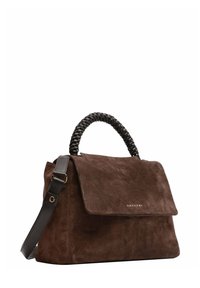 Borsa a mano in suede marrone con manico superiore intrecciato e tracolla in pelle removibile; chiusura con patta caratterizzata da un dettaglio logo.
