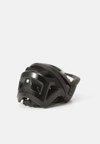 Svart sykkelhjelm med aerodynamisk design, har store ventilasjonsåpninger, justerbart passystem og en glatt, blank finish.